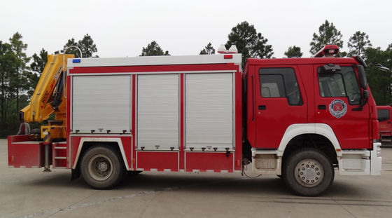 SINOTRUK HOWO Heavy Emergency Rescue Fire Truck 4x2 With 5 Ton Crane