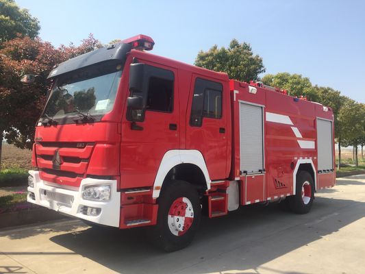 SINOTRUK 228kw Heavy Duty Fire Truck 6 Wheeled Type 8000 Liter Foam Capacity